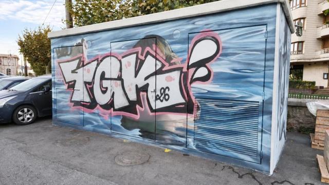 El grafiti oculta en su práctica totalidad al mural pintado sobre la estructura que alberga al transformador.