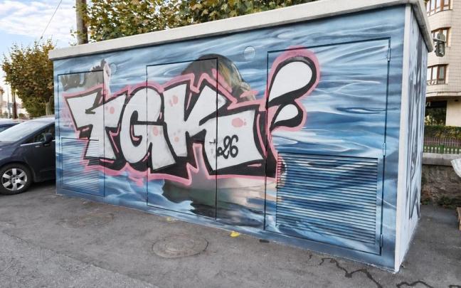 El grafiti oculta en su práctica totalidad al mural pintado sobre la estructura que alberga al transformador.
