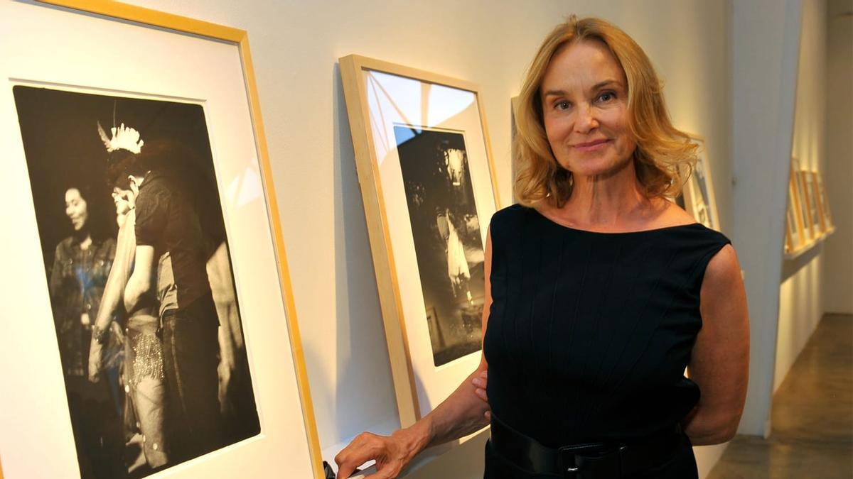 Jessica Lange posando entre sus fotografías.