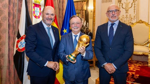 El presidente de la RFEF, Rafael Louzán, el presidente de la Ciudad Autónoma de Ceuta, Juan Jesús Vivas, y el seleccionador Luis de la Fuente, junto a la Copa del Mundo en la sede del Gobierno de Ceuta.
