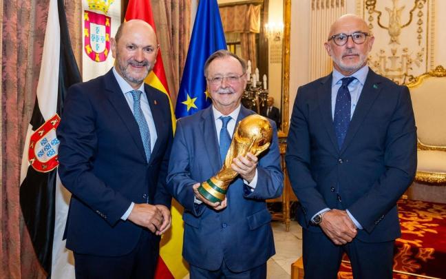 El presidente de la RFEF, Rafael Louzán, el presidente de la Ciudad Autónoma de Ceuta, Juan Jesús Vivas, y el seleccionador Luis de la Fuente, junto a la Copa del Mundo en la sede del Gobierno de Ceuta.