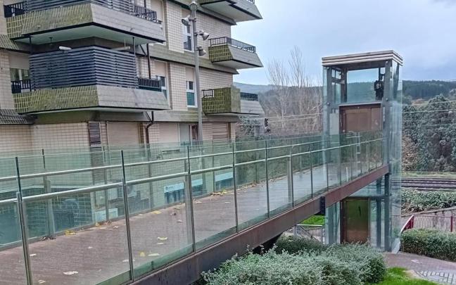 Pasarela de acceso a ascensor en el entorno de San Antón de la calle Dionisio Aldama de Amurrio