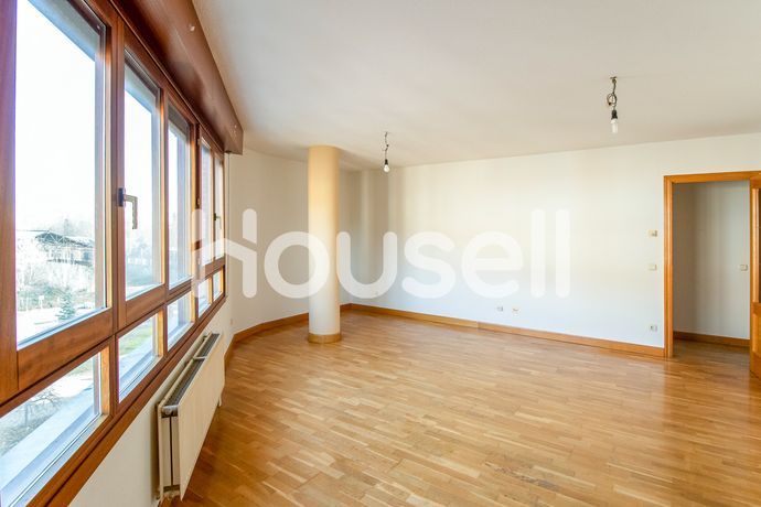 Piso rebajado con terraza y garaje en El Sadar.