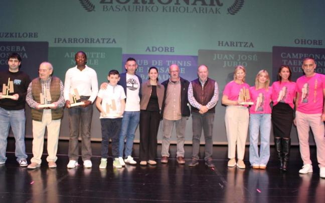 Foto de familia de las agrupaciones que han recibido el reconocimiento