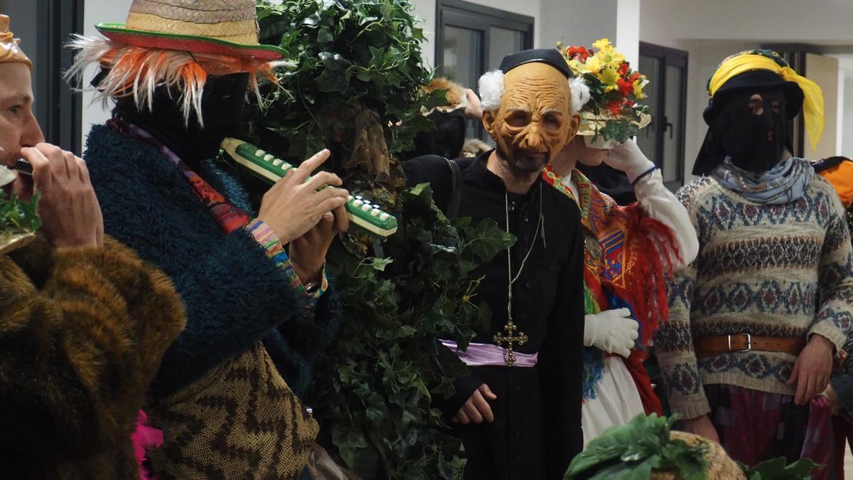 Los personajes que protagonizan las Koko-Dantzak preparan su llegada a Eibar a lo largo del sábado.