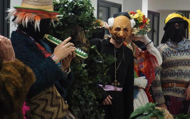 Los personajes que protagonizan las Koko-Dantzak preparan su llegada a Eibar a lo largo del sábado.