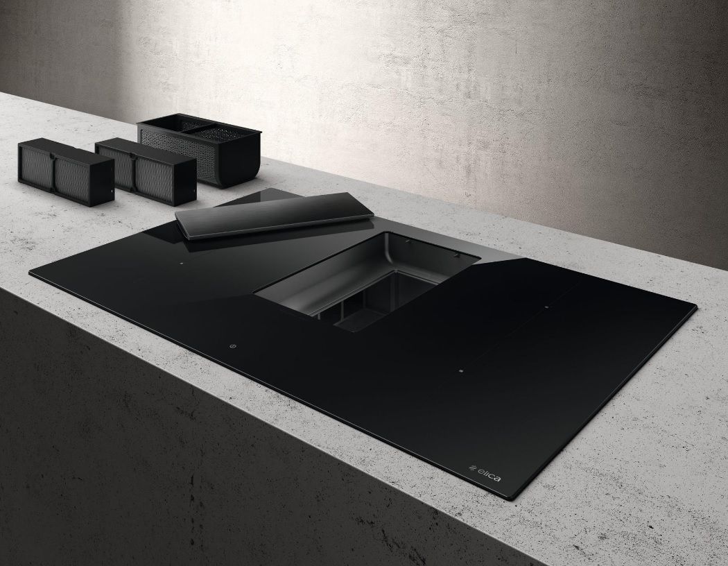 Placa de inducción con los filtros del extractor desmontados.