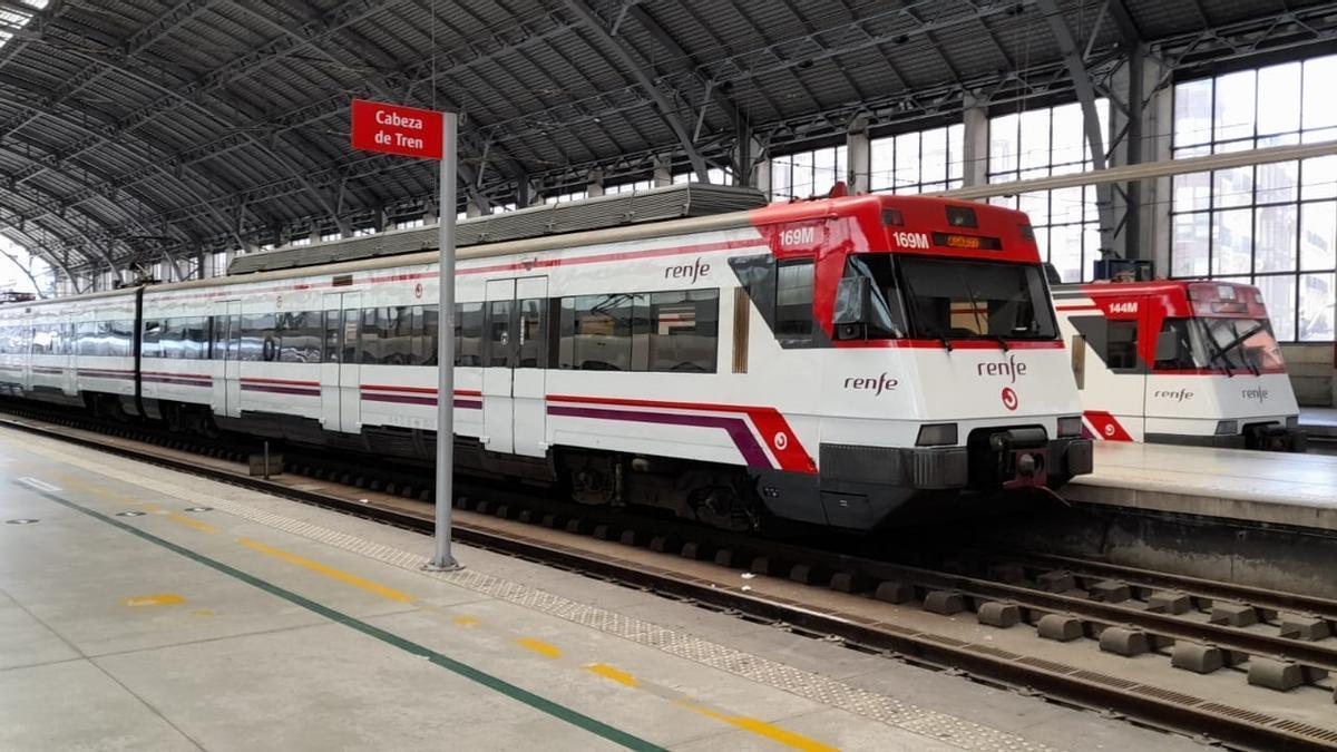 Trenes de Cercanías en la estación de Abando en Bilbao.