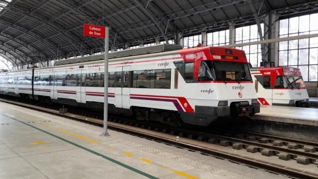 Trenes de Cercanías en la estación de Abando en Bilbao. Trenes de Cercanías en la estación de Abando en Bilbao.