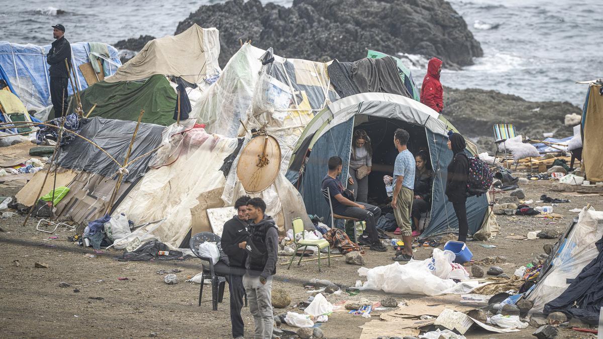 Emigrantes en la playa de El Trampolín de Ceuta..jpg