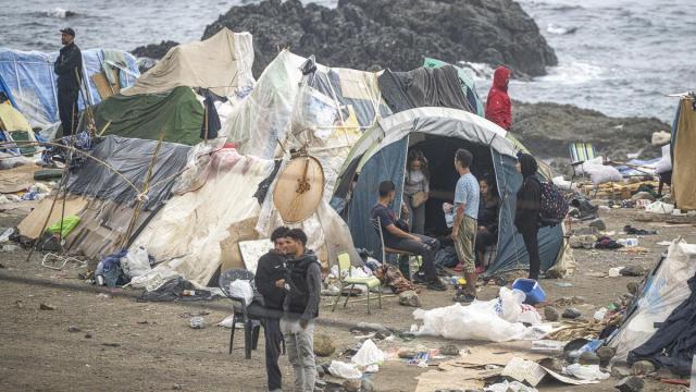 Emigrantes en la playa de El Trampolín de Ceuta..jpg