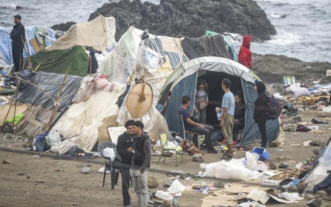 Emigrantes en la playa de El Trampolín de Ceuta..jpg