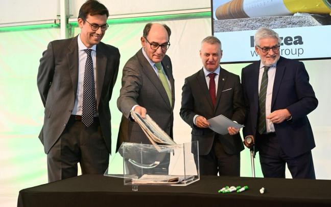 El presidente de Haizea Wind, Dámaso Quintana, el presidente de Iberdrola, Ignacio Sánchez Galán, el Lehendakari, Iñigo Urkullu, y el alcalde de Zierbena, Iñigo de Loyola, en la en la colocación de la primera piedra de la amp El presidente de Haizea Wind, Dámaso Quintana, el presidente de Iberdrola, Ignacio Sánchez Galán, el Lehendakari, Iñigo Urkullu, y el alcalde de Zierbena, Iñigo de Loyola, en la en la colocación de la primera piedra de la amp