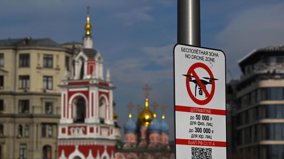 Un cartel advierte de la prohibición de volar drones en las inmediaciones del Kremlin.