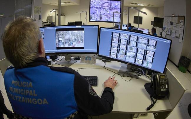 Un agente de Policía Municipal mira a la pantalla del ordenador repleto de cámaras.