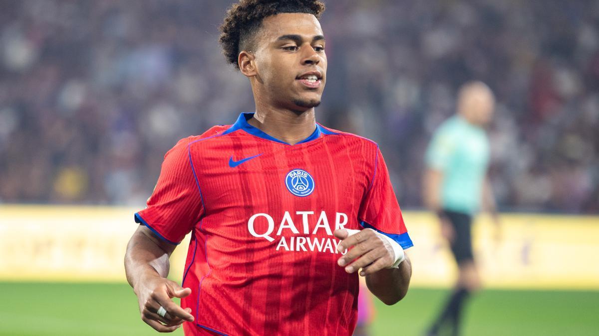 El francés Desiré Doué, jugador del Paris Saint-Germain, se proclama ganador del premio Golden Boy.