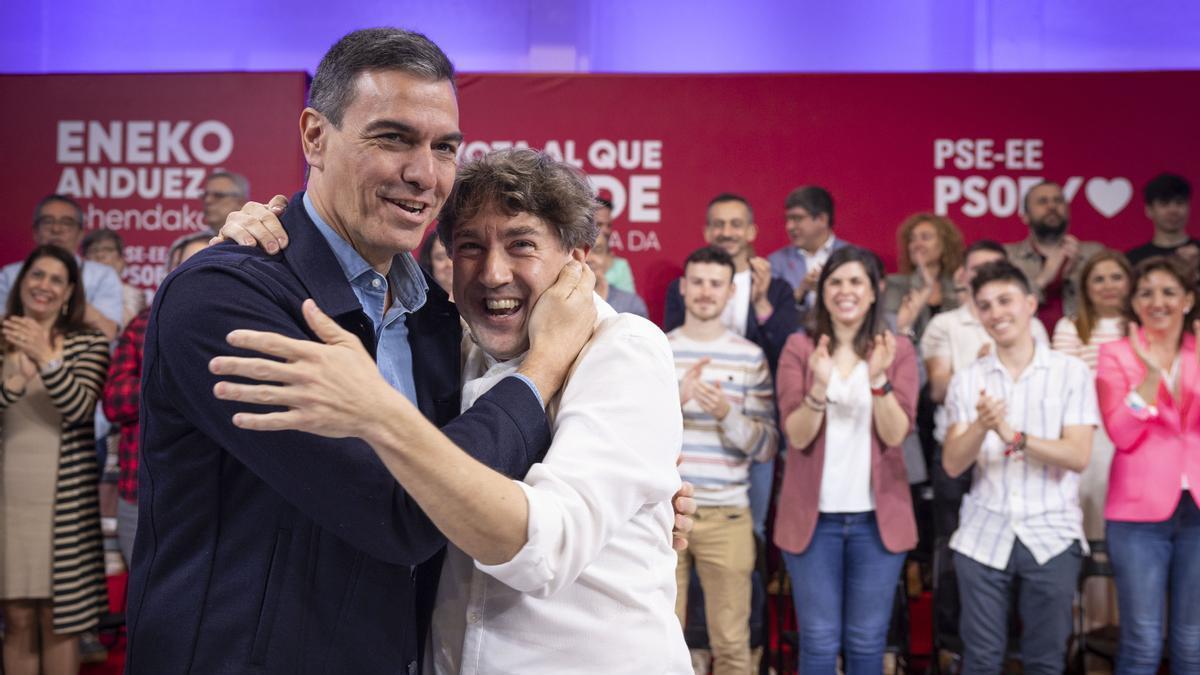 Pedro Sánchez junto a Eneko Andueza en un acto electoral en Donostia.