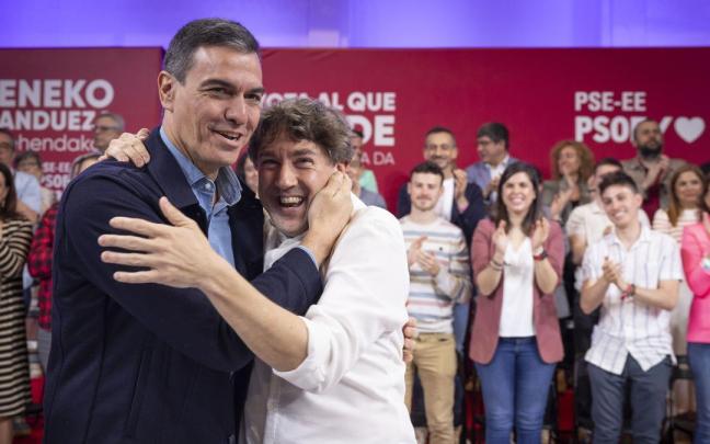 Pedro Sánchez junto a Eneko Andueza en un acto electoral en Donostia.
