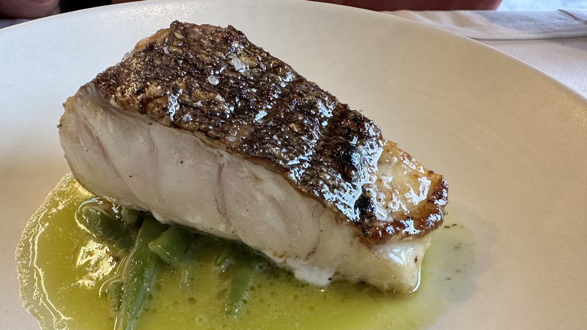 Mero con vainas, un plato del menú degustación.