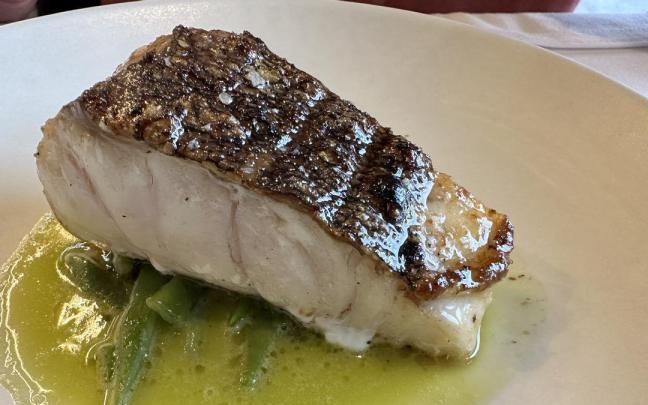 Mero con vainas, un plato del menú degustación.