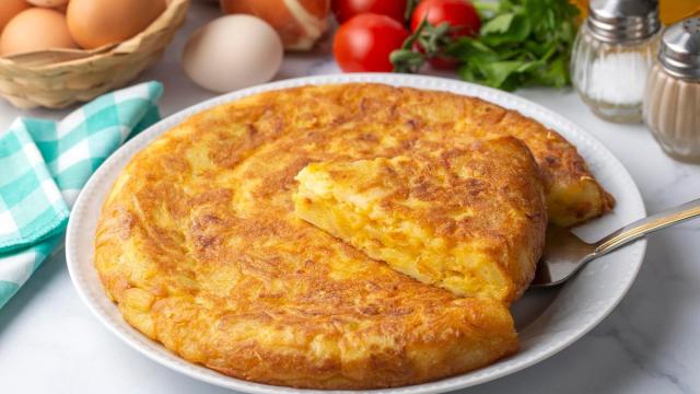 Una tortilla de patatas recién hecha lista para ser disfrutada.