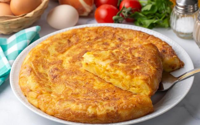 Una tortilla de patatas recién hecha lista para ser disfrutada.