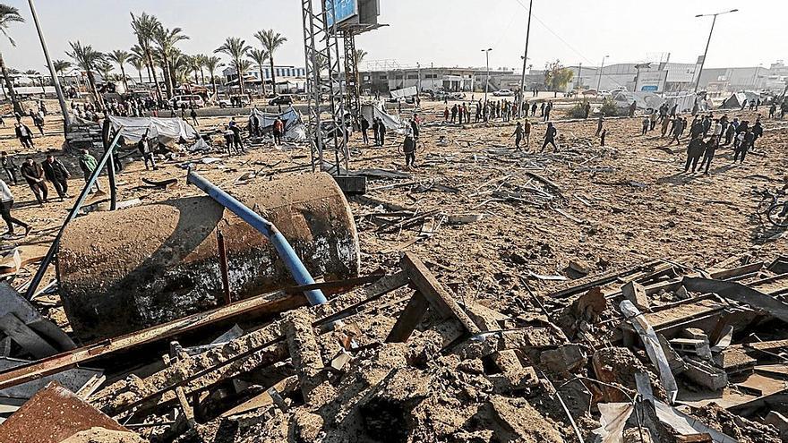 Un grupo de palestinos observan los destrozos tras un ataque aéreo israelí ayer en la Franja de Gaza. | FOTO: E.P.