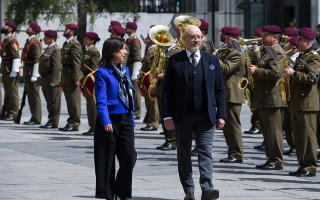 La ministra de Defensa, Margarita Robles y el ministro de Defensa ucraniano, Oleksii Reznikov.