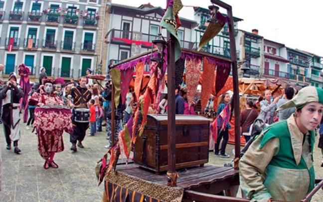 Hondarribiko Erdi Aroko Azoka Arma Plazan.