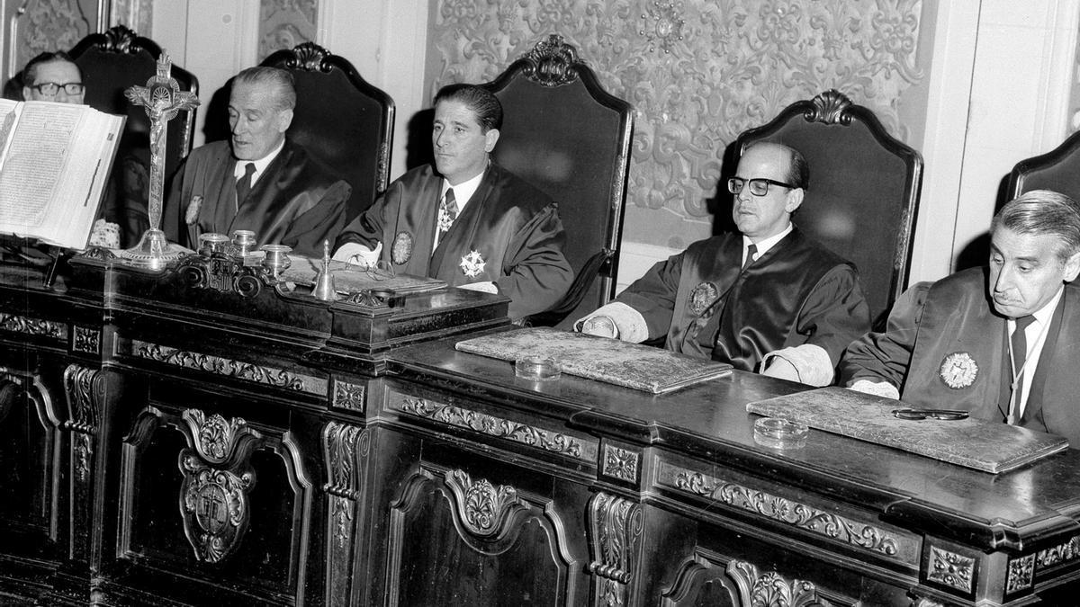 Imagen de la toma de posesión del presidente del Tribunal de Orden Público (TOP), José Francisco Mateu, en el año 1968.