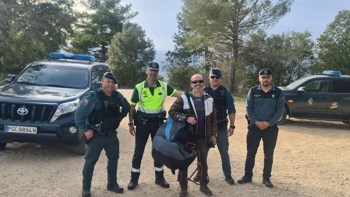 Javier Remírez, en el centro, con varios guardias que le ayudaron.
