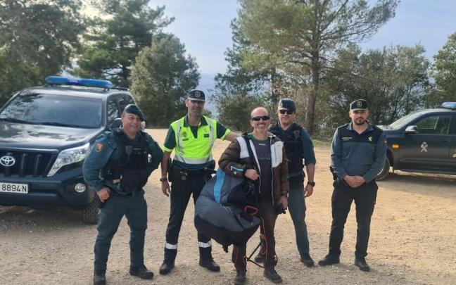 Javier Remírez, en el centro, con varios guardias que le ayudaron.