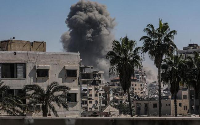 Una columna de humo en la ciudad de Gaza tras un ataque israelí.