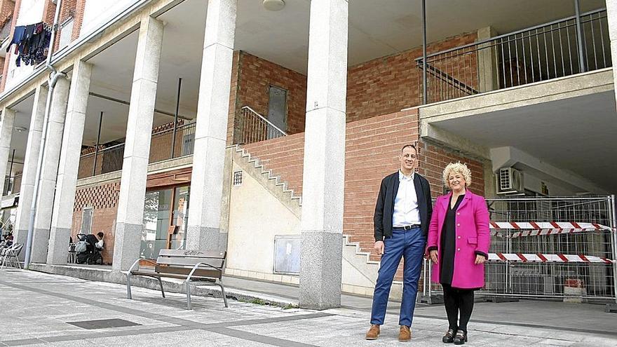 Jorge Segurado y Maite Peña, en la calle Rekalde, en cuyo primer piso se construirán los pisos sociales.