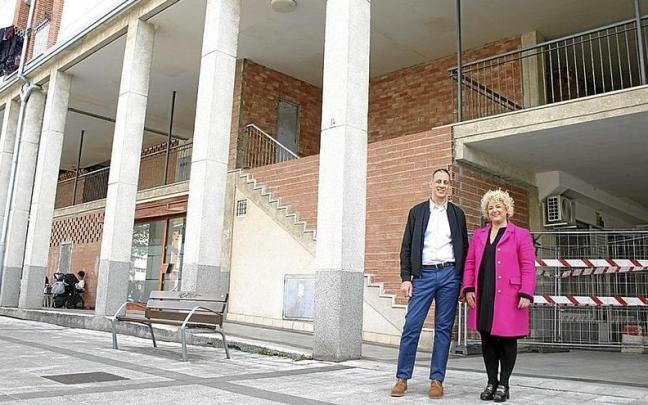 Jorge Segurado y Maite Peña, en la calle Rekalde, en cuyo primer piso se construirán los pisos sociales.