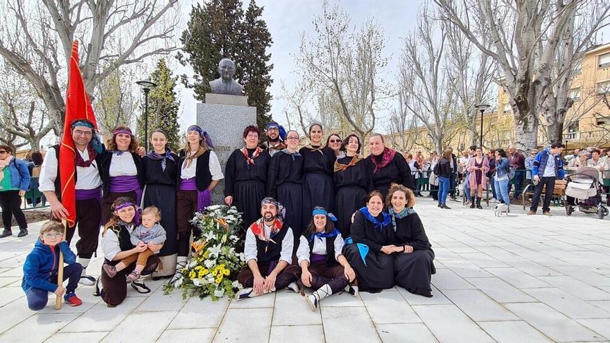 Integrantes de la Asociación del Dance y Paloteado de Tudela junto a la escultura del Padre Lasa