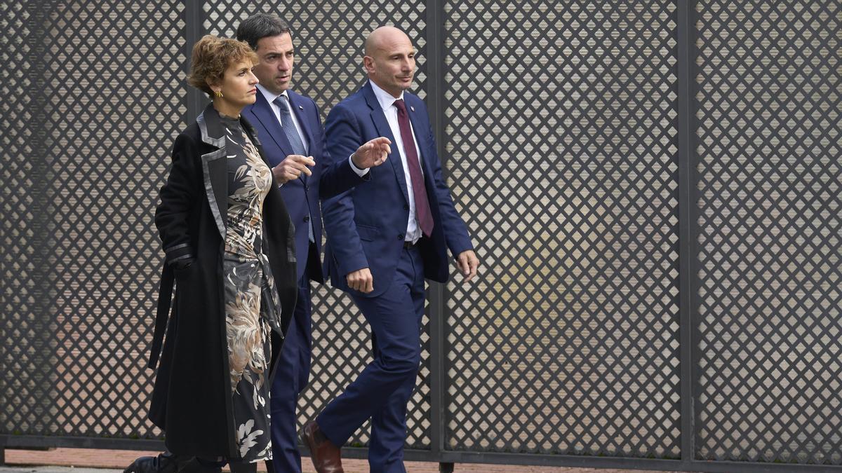 El lehendakari, Imanol Pradales, flanqueado por la presidenta navarra, María Chivite, y el consejero que acudió en representación de Aquitania, Mathieu Bergé, de Iparralde