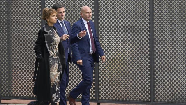 El lehendakari, Imanol Pradales, flanqueado por la presidenta navarra, María Chivite, y el consejero que acudió en representación de Aquitania, Mathieu Bergé, de Iparralde