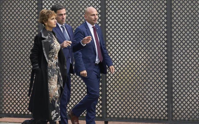 El lehendakari, Imanol Pradales, flanqueado por la presidenta navarra, María Chivite, y el consejero que acudió en representación de Aquitania, Mathieu Bergé, de Iparralde