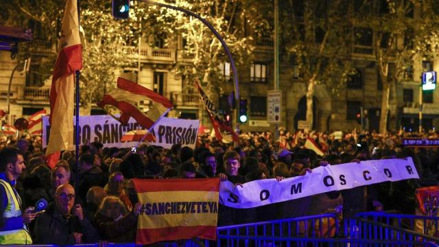 Unos 2.000 manifestantes concentrados en la sede de Ferraz
