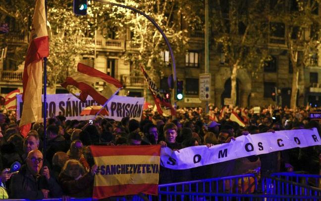 Unos 2.000 manifestantes concentrados en la sede de Ferraz Unos 2.000 manifestantes concentrados en la sede de Ferraz