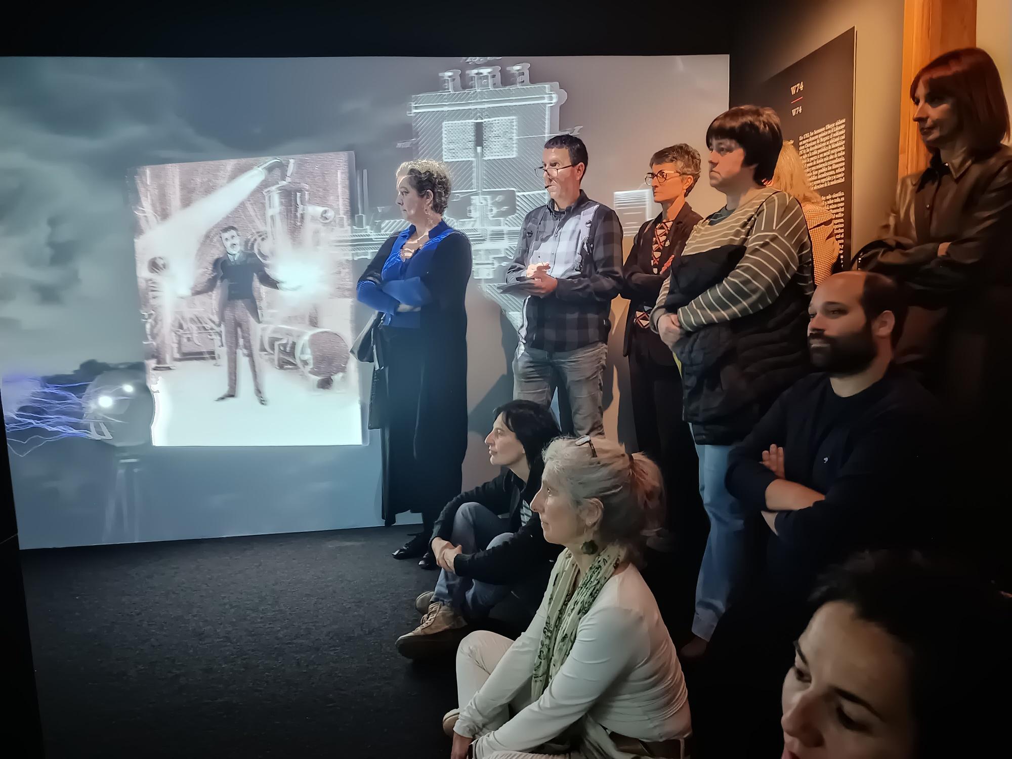 En la segunda sala las paredes se activan con proyecciones envolventes, el sonido guía la percepción y la narrativa se fragmenta en imágenes, mapas, documentos y códigos.