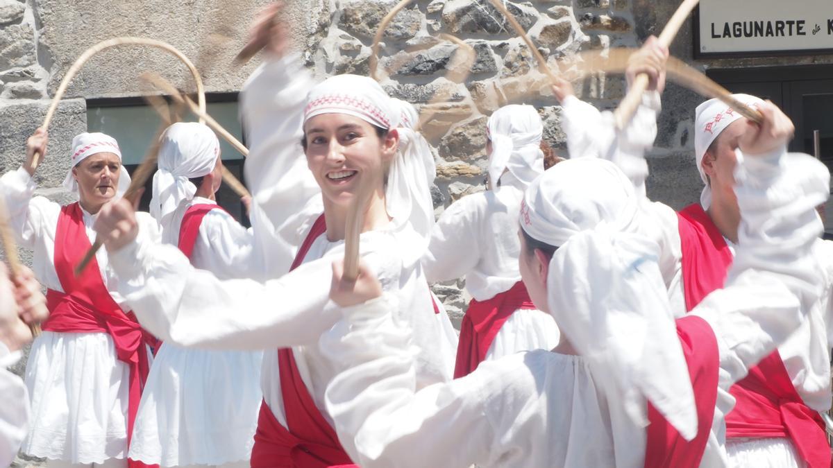 El encuentro se cerró con una exhbición de bailes junto a la parroquia de la Anunciación.