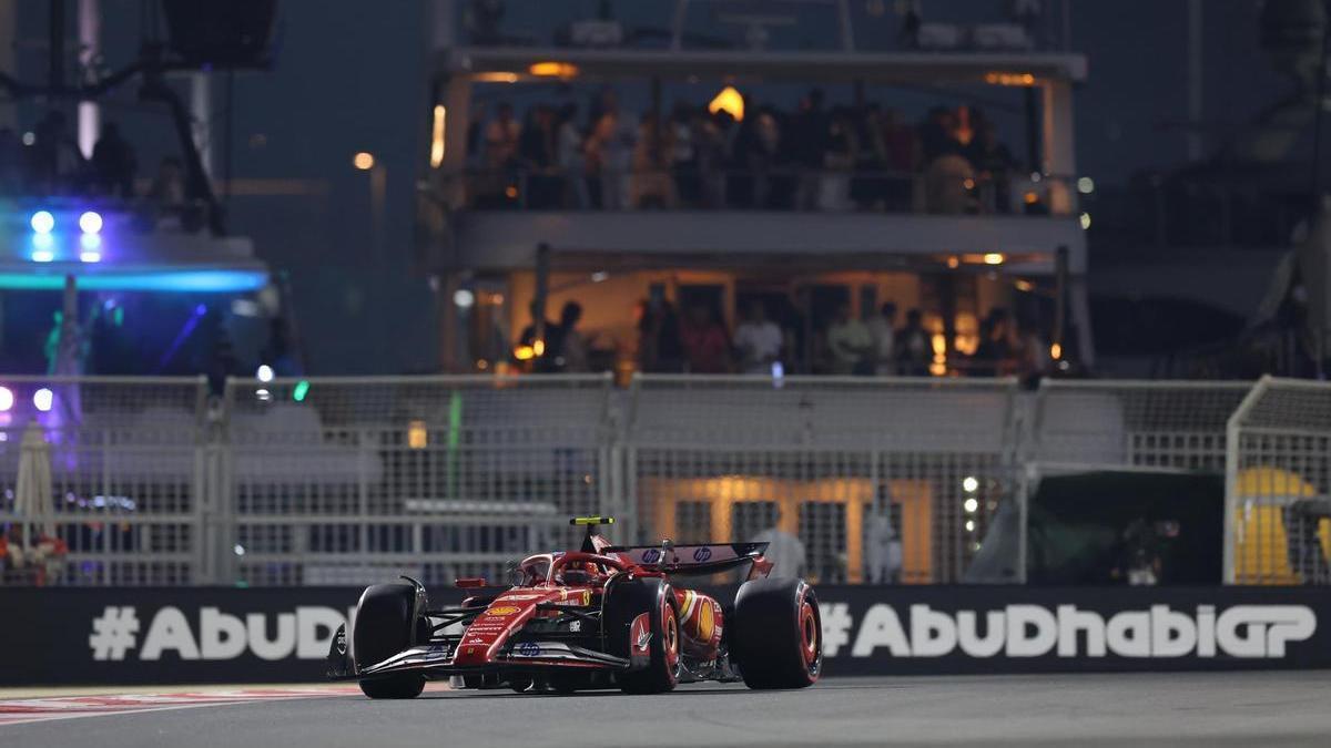 Carlos Sainz corre con Ferrari en el circuito de Yas Marina.