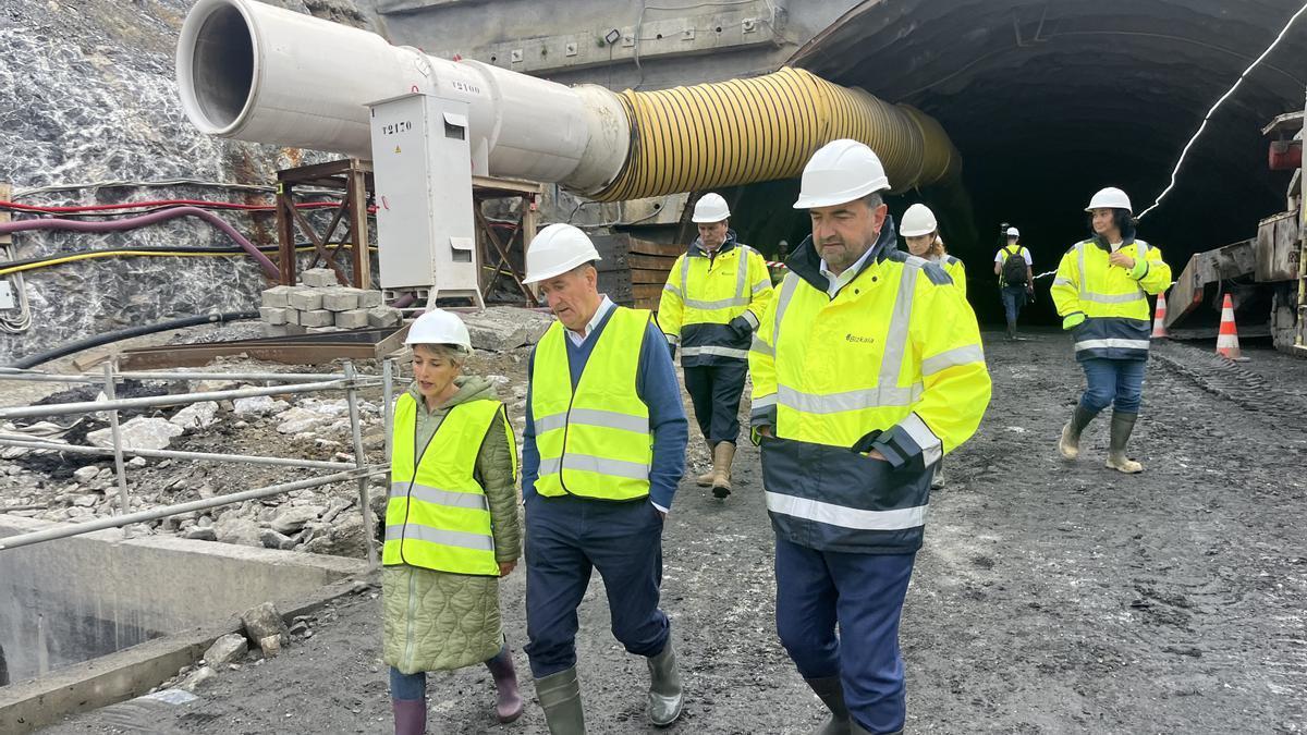 La alcaldesa de Markina-Xemein, Iratxe Lasa, el alcalde de Etxebarria, Jesús Iriondo, y el diputado foral de Infraestructuras, Carlos Alzaga, durante la visita a las obras de la variante