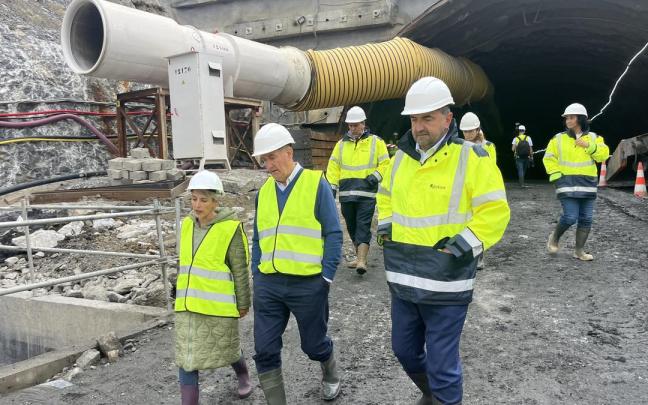 La alcaldesa de Markina-Xemein, Iratxe Lasa, el alcalde de Etxebarria, Jesús Iriondo, y el diputado foral de Infraestructuras, Carlos Alzaga, durante la visita a las obras de la variante