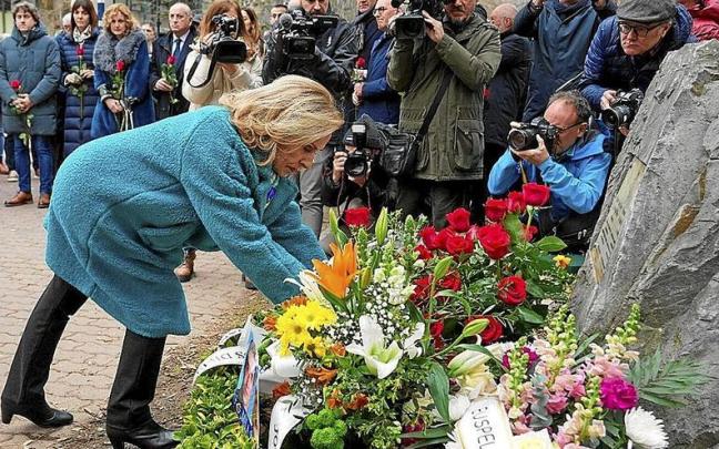 La viuda de Fernando Buesa, Natividad Rodr&iacute;guez, deposita una rosa roja durante el acto. | FOTO: JORGE MU&Ntilde;OZ