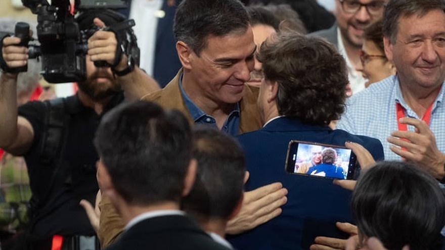 Pedro Sánchez, junto al secretario general del PSE-EE, Eneko Andueza.