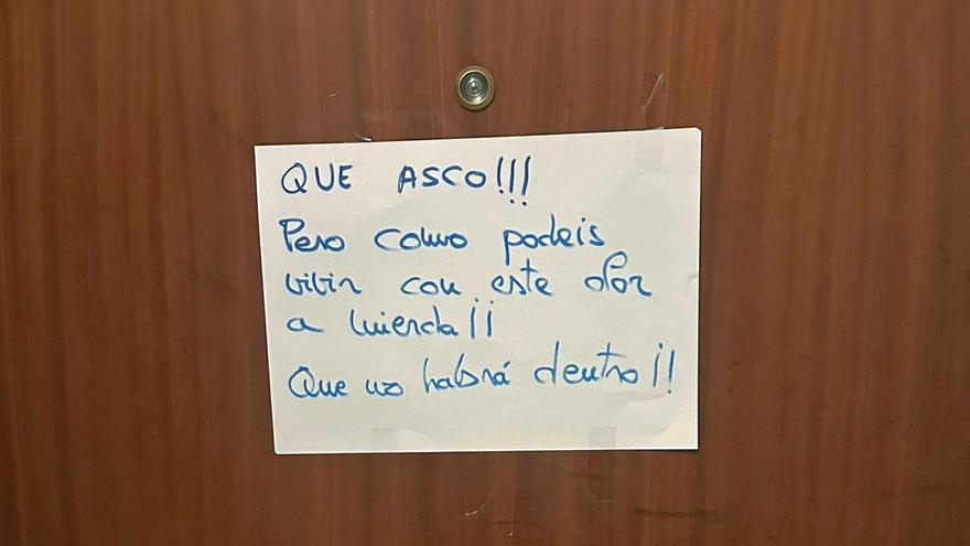 Imagen de uno de los carteles que colgaron los vecinos en la puerta de los dos detenidos en Igorre.