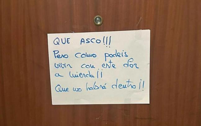 Imagen de uno de los carteles que colgaron los vecinos en la puerta de los dos detenidos en Igorre.